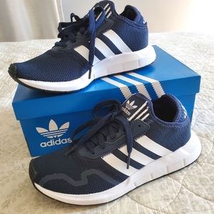 Kids/Youth Navy Blue Adidas size 5 (US) running shoes/Sneakers